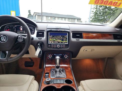 Used 2012 Volkswagen Touareg TDI image 25