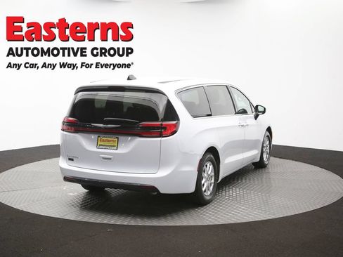 Used 2023 Chrysler Pacifica Touring-L FWD image 41
