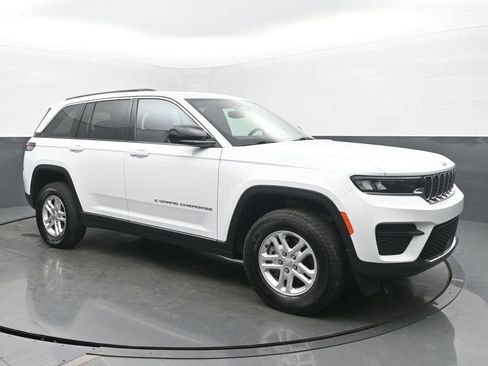 Used 2024 Jeep Grand Cherokee Laredo w/ Luxury Tech Group I AWD/4WD image 7