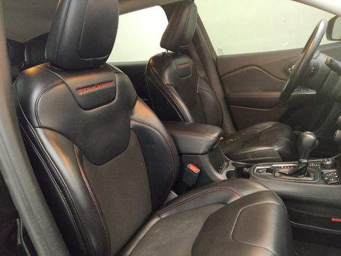 Used 2019 Jeep Cherokee Trailhawk w/ Cold Weather Group image 21