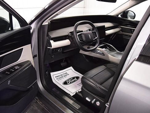 Used 2024 Lincoln Nautilus Reserve image 13