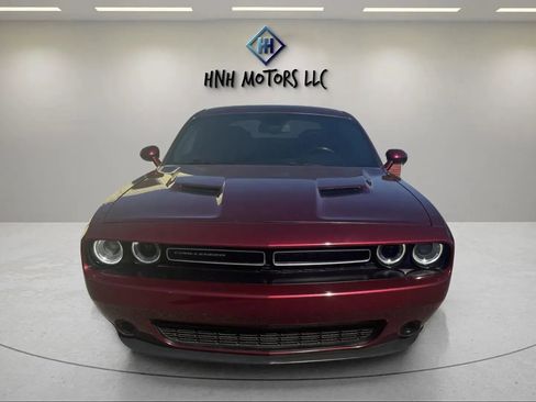 Used 2019 Dodge Challenger SXT image 2