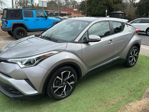 Used 2018 Toyota C-HR XLE image 4