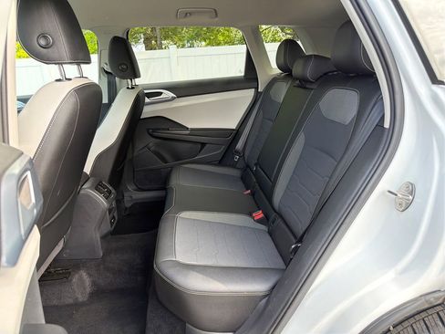Used 2025 Volkswagen Taos SE AWD/4WD image 27