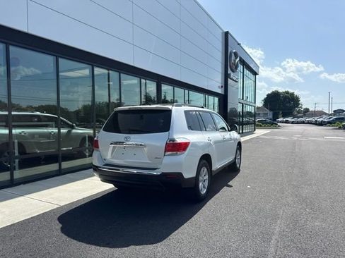 Used 2012 Toyota Highlander SE w/ Tow Pkg AWD/4WD image 3
