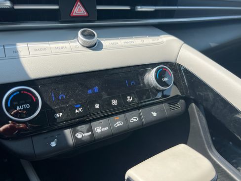 Used 2024 Hyundai Elantra Limited FWD image 11