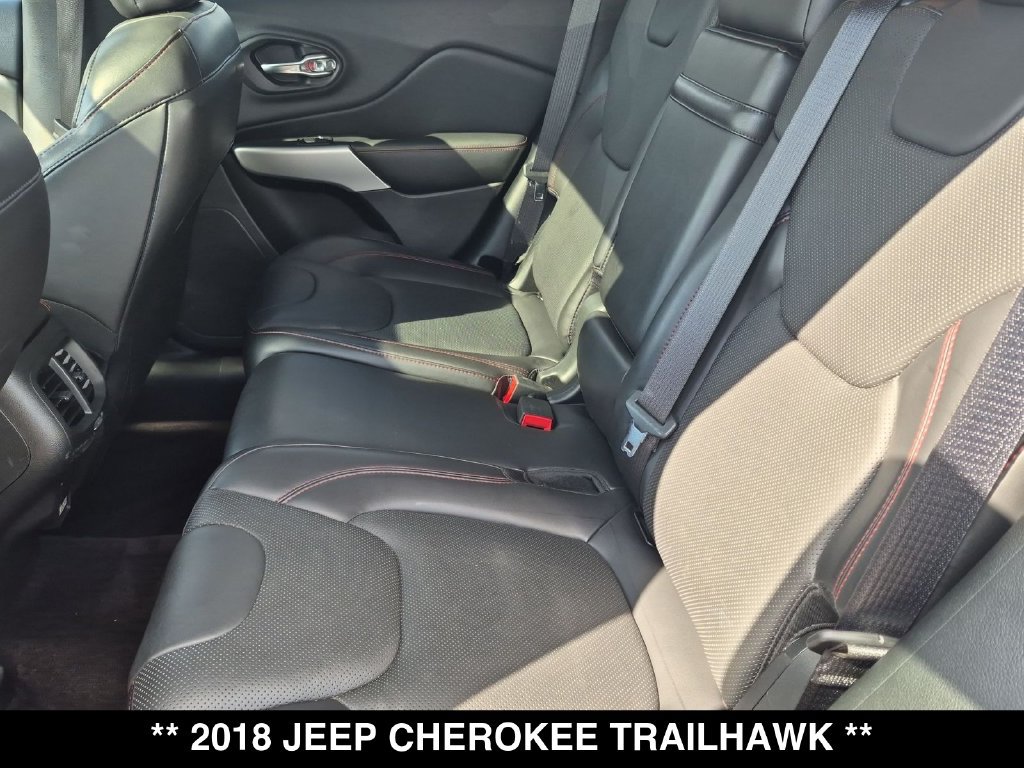 Used 2018 Jeep Cherokee Trailhawk AWD/4WD image 3