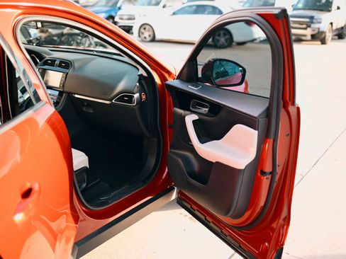 Used 2018 Jaguar F-PACE Premium image 16