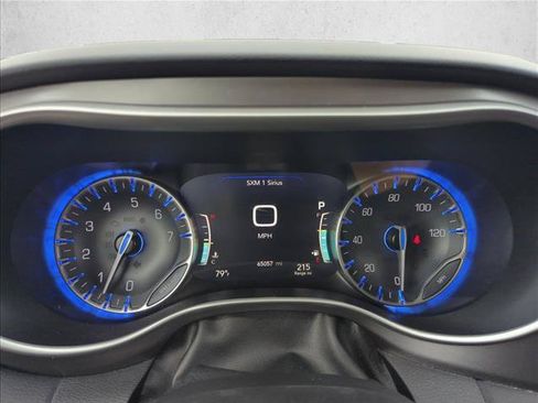 Used 2023 Chrysler Pacifica Touring-L FWD image 11