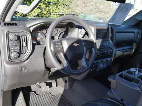 Used 2024 Chevrolet Silverado 2500 Custom w/ Custom Value Package image 4