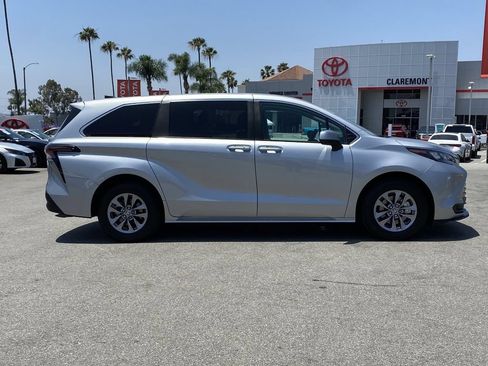 Used 2025 Toyota Sienna LE FWD image 42