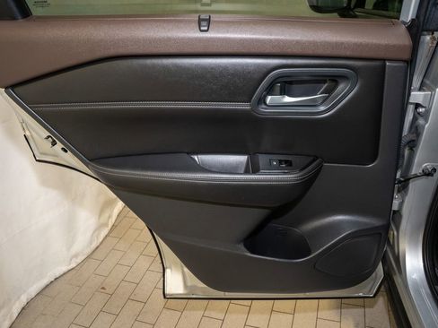 Used 2022 Nissan Rogue SV w/ SV Premium Package image 11