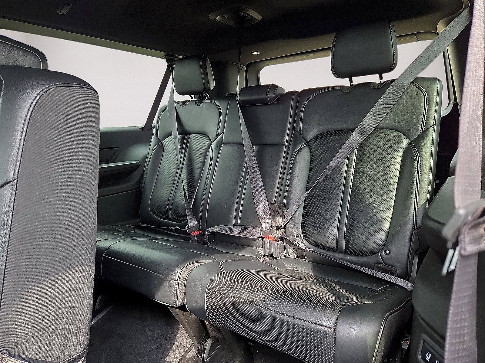 Used 2024 Jeep Wagoneer L Series II w/ Flexible Seating Group RWD image 13