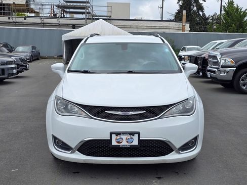 Used 2020 Chrysler Pacifica Touring-L FWD image 4