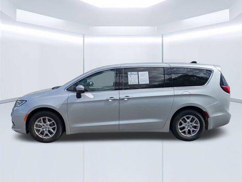 Used 2023 Chrysler Pacifica Touring-L FWD image 5