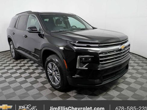 Used 2025 Chevrolet Traverse LT image 1