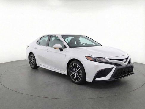 Certified 2023 Toyota Camry SE image 3