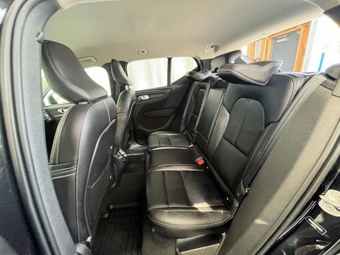 Used 2022 Volvo XC40 T5 Momentum image 22