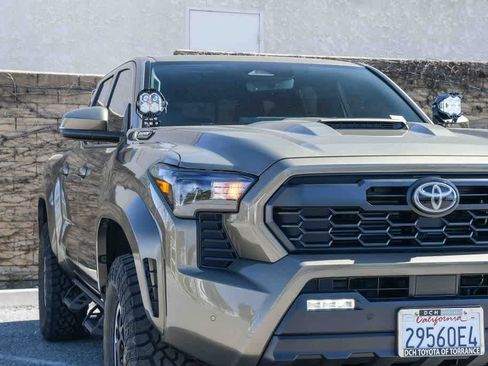 Used 2025 Toyota Tacoma TRD Sport w/ TRD Sport Upgrade Package image 4