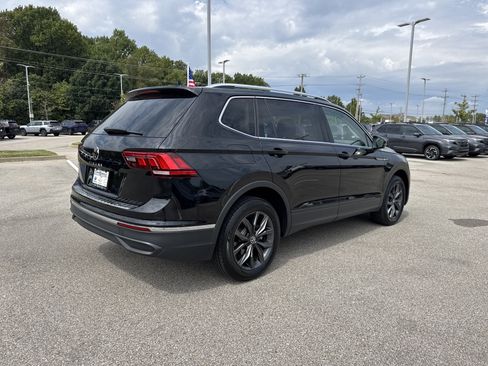Used 2023 Volkswagen Tiguan SE FWD image 3