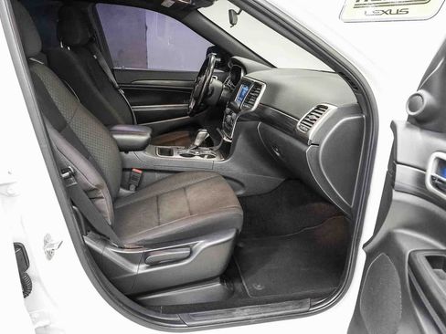 Used 2021 Jeep Grand Cherokee Laredo RWD image 16