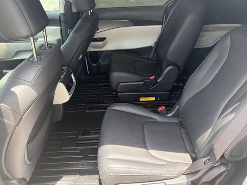 Used 2023 Kia Carnival LX FWD image 14