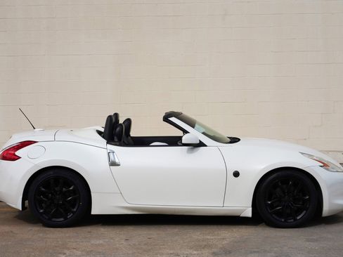 Used 2010 Nissan 370Z Touring RWD image 38