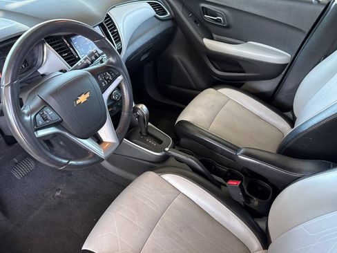 Used 2022 Chevrolet Trax LT w/ LT Convenience Package AWD/4WD image 5