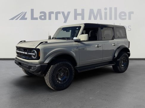 New 2025 Ford Bronco Outer Banks w/ Sasquatch Package image 1