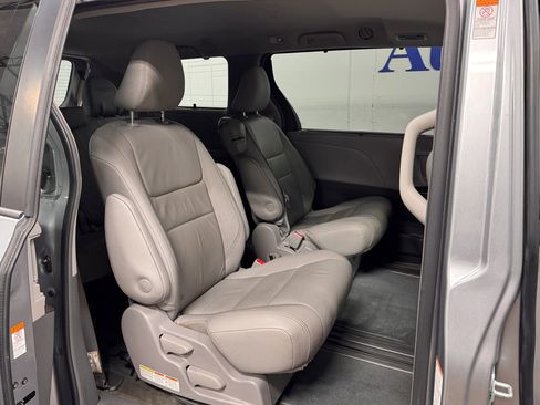 Used 2018 Toyota Sienna XLE Premium image 14