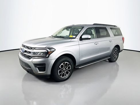Used 2023 Ford Expedition Max XLT image 3