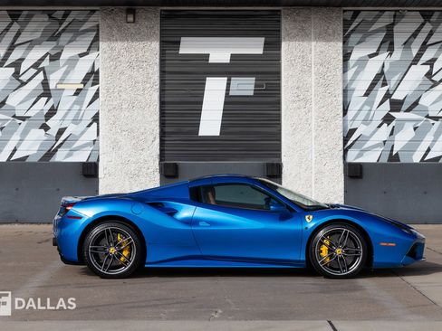 Used 2019 Ferrari 488 Spider image 18