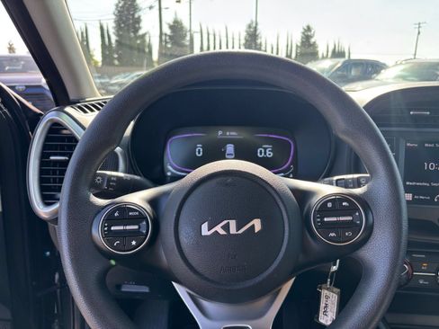 Used 2025 Kia Soul LX w/ LX Technology Package FWD image 25
