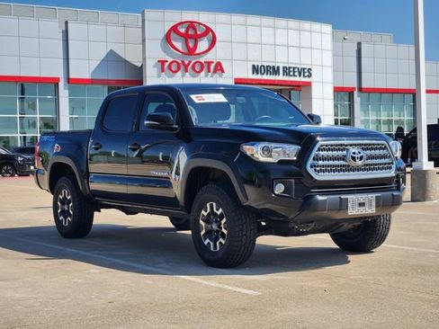 Used 2017 Toyota Tacoma TRD Off-Road w/ Premium & Technology Package image 2