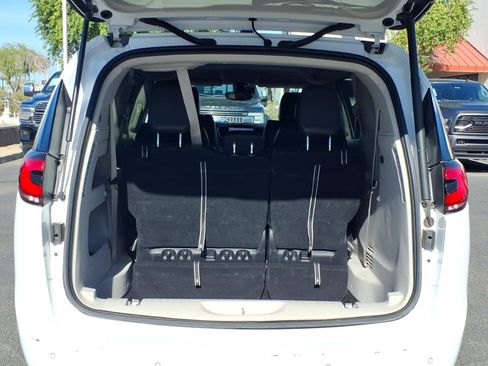 Used 2024 Chrysler Pacifica Touring-L FWD image 9