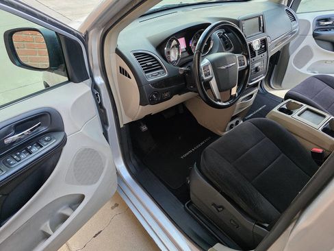 Used 2011 Chrysler Town & Country Touring image 7