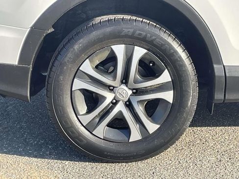Used 2017 Toyota RAV4 LE FWD image 8