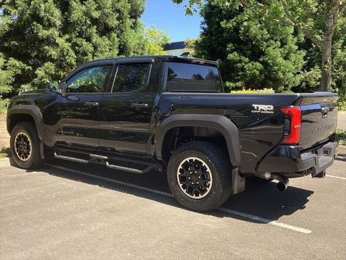 Certified 2025 Toyota Tacoma SR5 AWD/4WD image 10