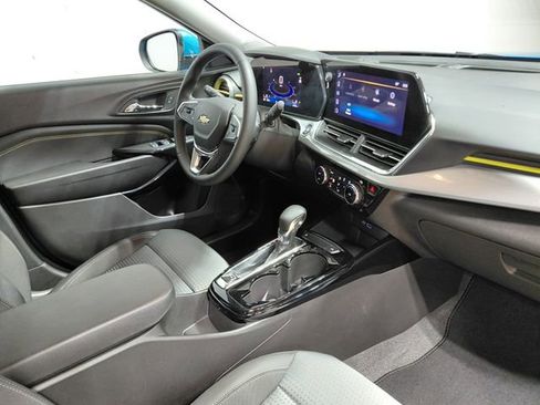 Used 2025 Chevrolet Trax LT w/ LT Convenience Package image 21