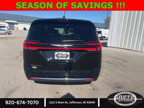 Used 2025 Chrysler Pacifica Select image 4