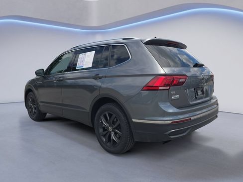Used 2024 Volkswagen Tiguan SE w/ Panoramic Sunroof Package FWD image 3