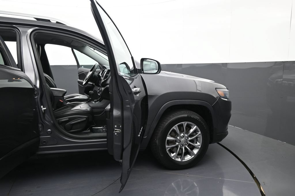 Used 2019 Jeep Cherokee Latitude Plus AWD/4WD image 9
