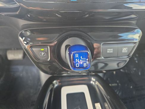 Used 2018 Toyota Prius Three image 19