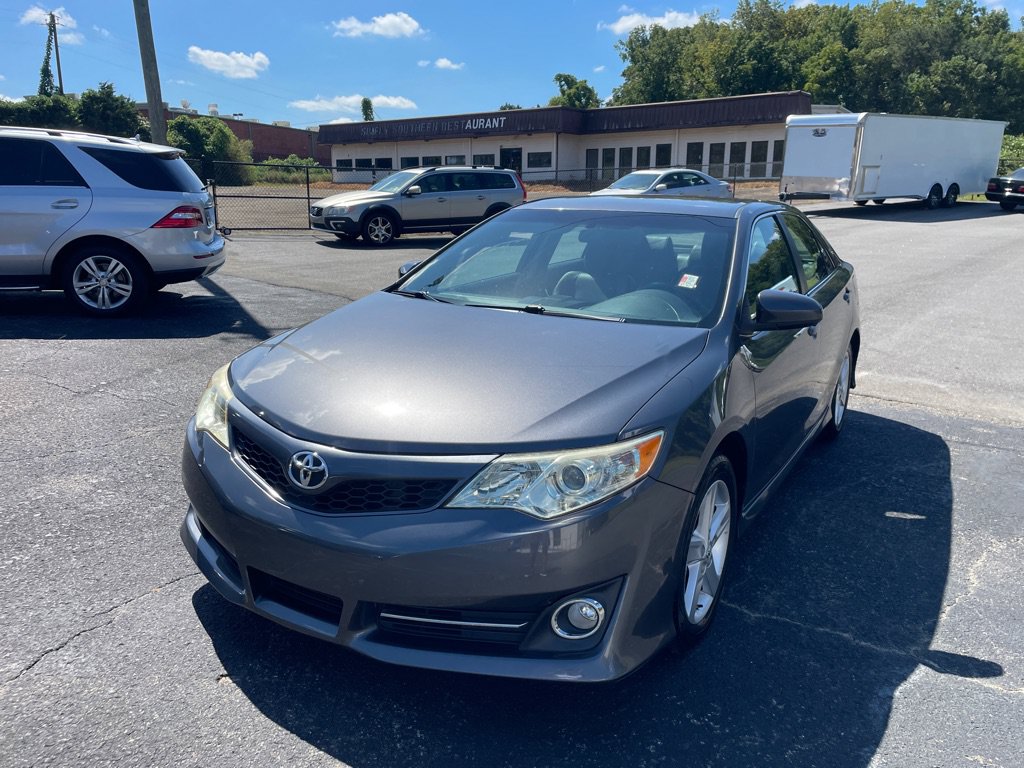 Used 2013 Toyota Camry SE FWD image 1