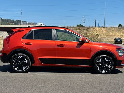 Used 2023 Kia Niro Wind w/ Wind Preserve Package FWD image 2