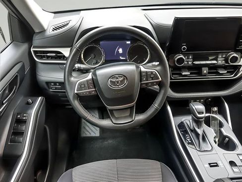 Used 2023 Toyota Highlander LE FWD image 12