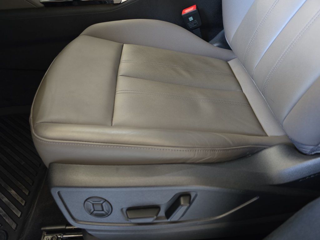 Used 2025 Audi Q5 Premium w/ Convenience Package AWD/4WD image 32