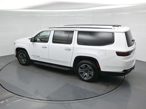 Used 2024 Jeep Wagoneer L Series II image 45