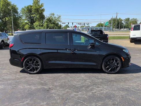 Used 2025 Chrysler Pacifica Limited FWD image 2