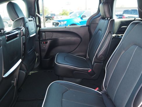 New 2026 Chrysler Pacifica Limited w/ Uconnect Theater Family Group image 14